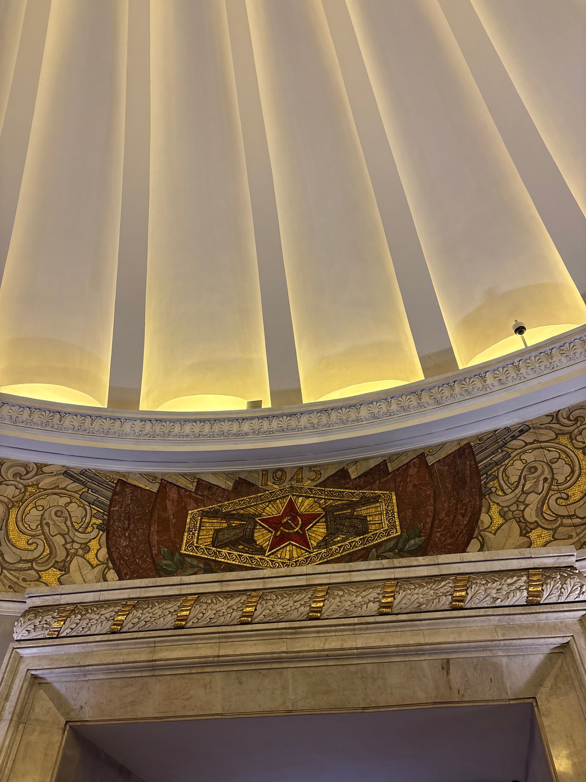Street-level tour of central Moscow's Stalinist architecture and city life