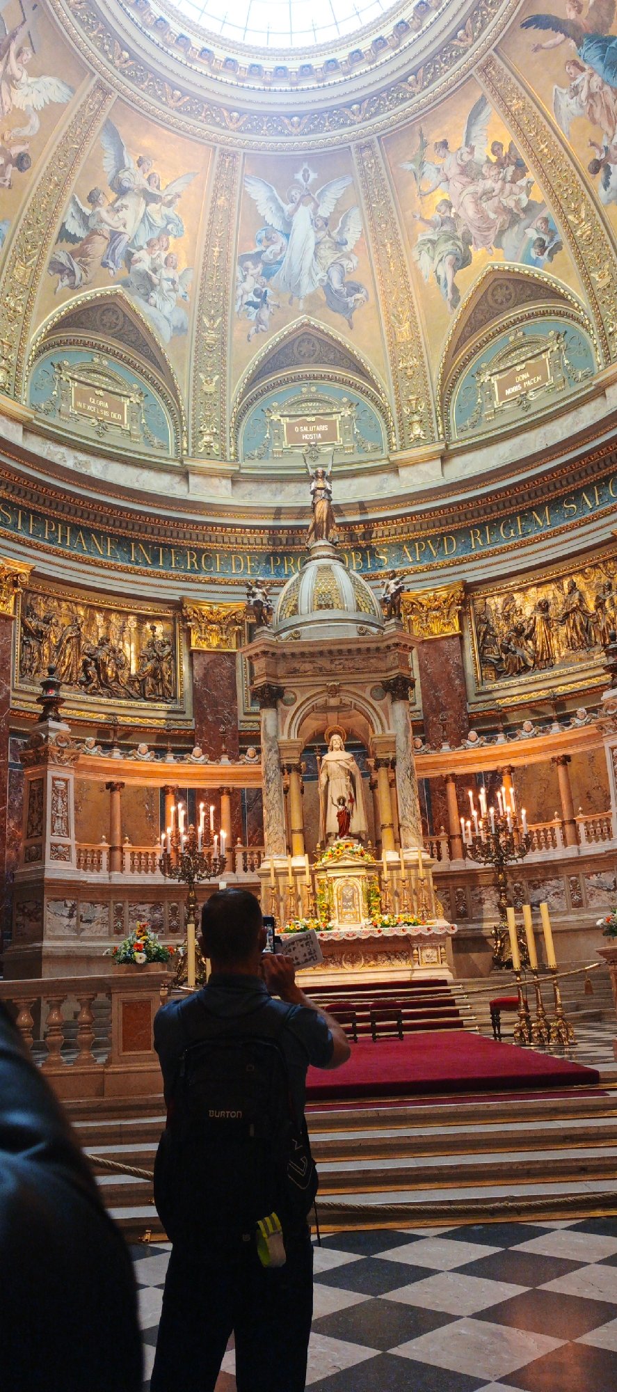 Morning visit captures ornate interior of St. Stephen's Basilica