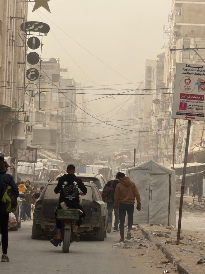 Gaza residents conduct daily commerce amid damaged infrastructure