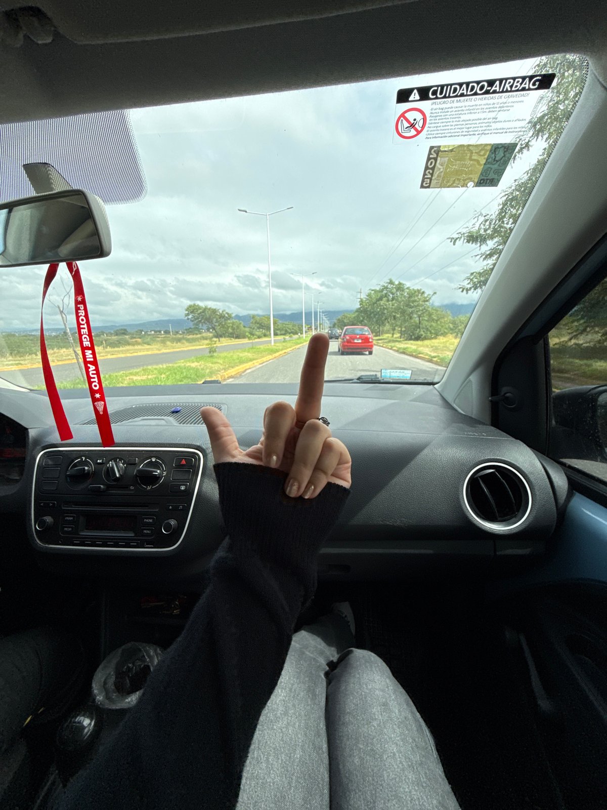 Driver makes obscene gesture at red car in Argentina