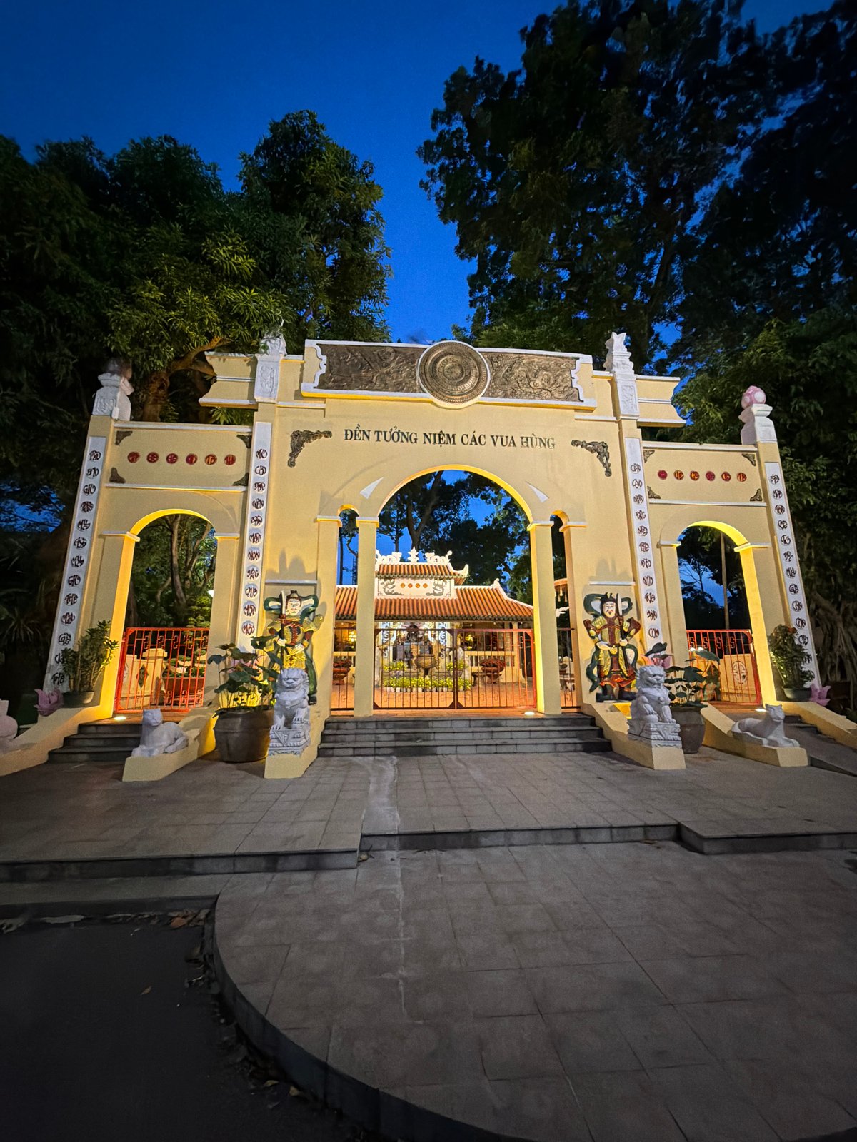 Evening lightsaber practice and temple visits in Thủ Đức
