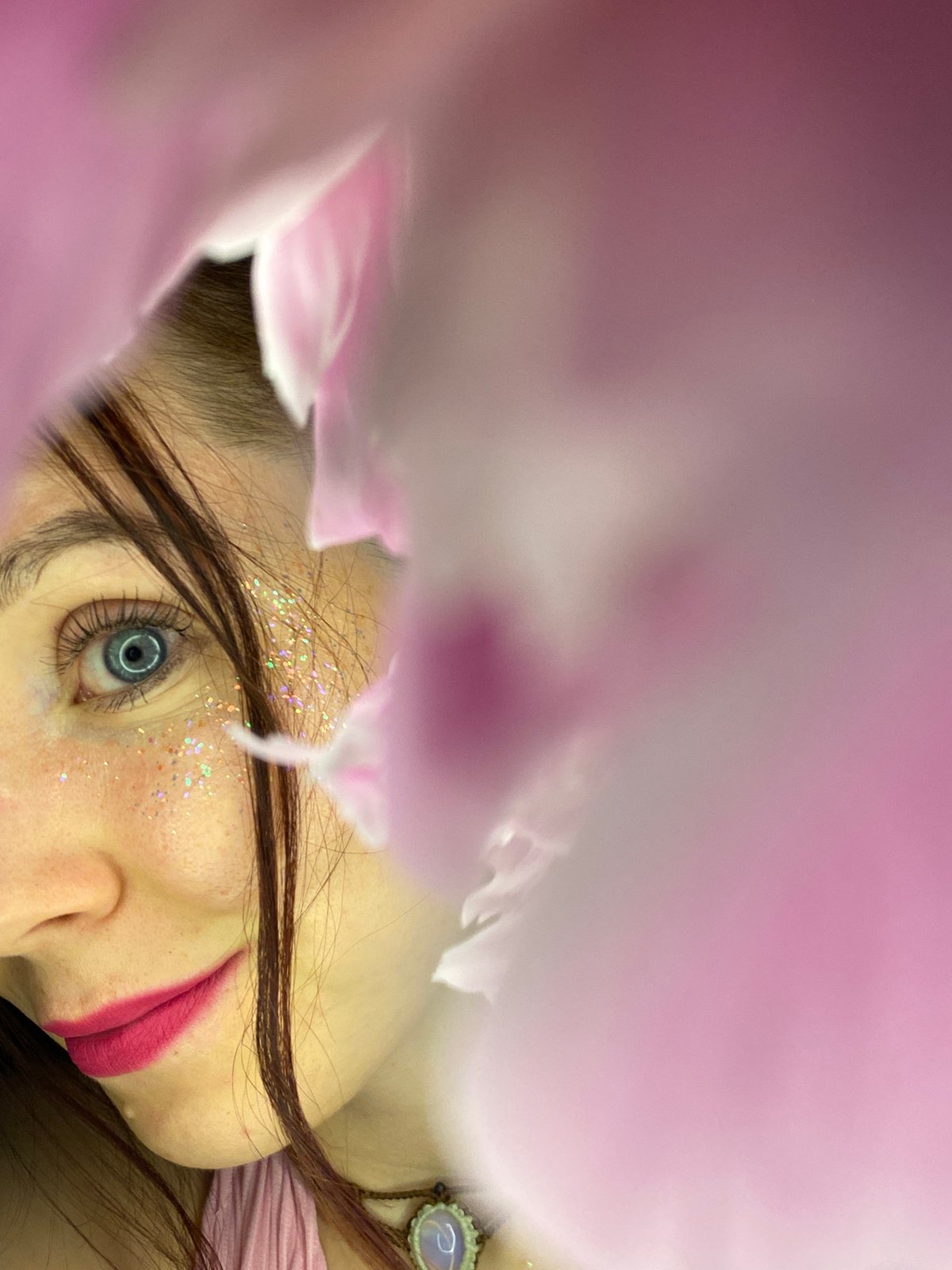 Artistic peony portrait session documented in Chaikovsky, Russia