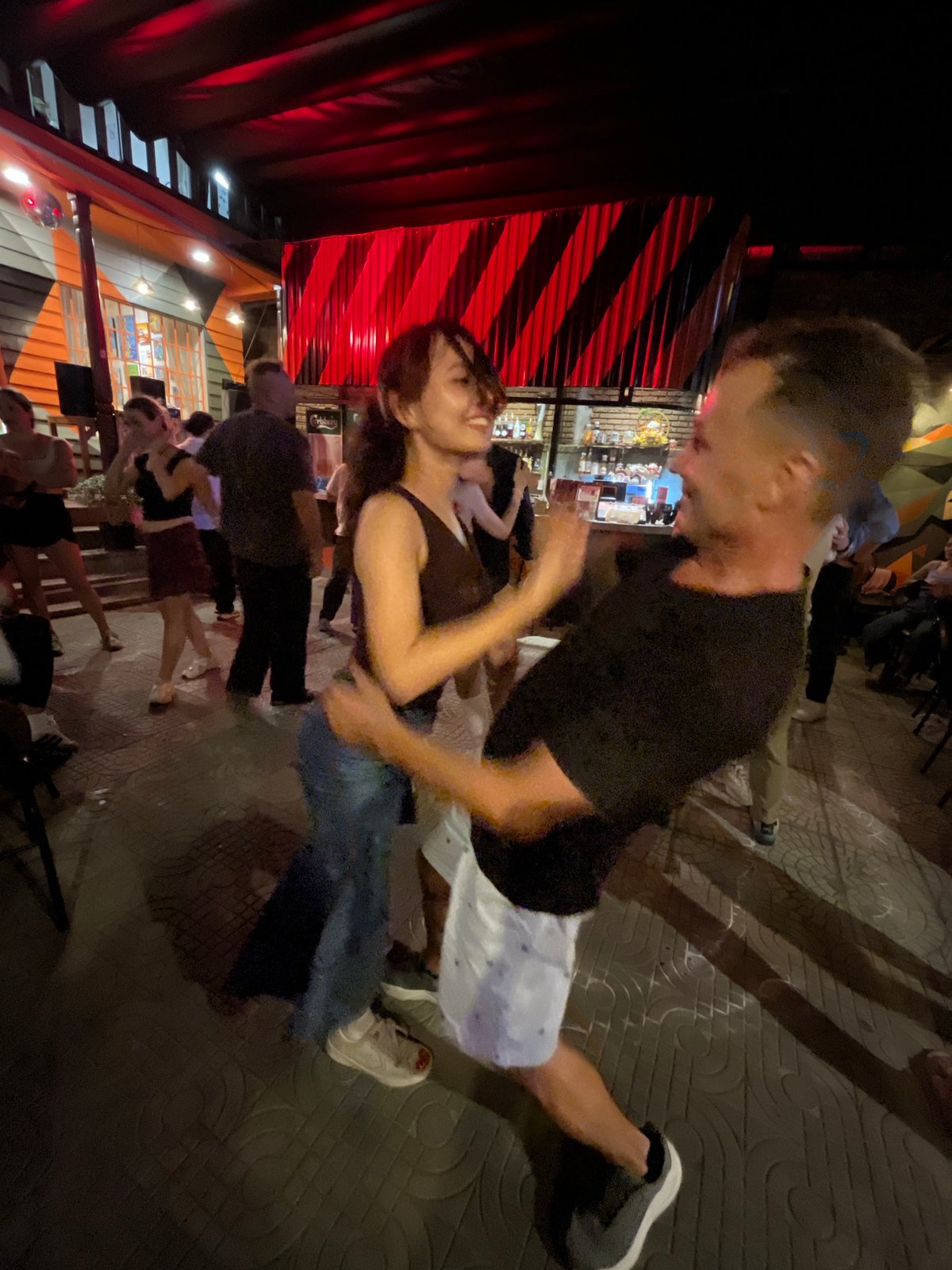 Evening dance gatherings observed at multiple Đà Nẵng bars