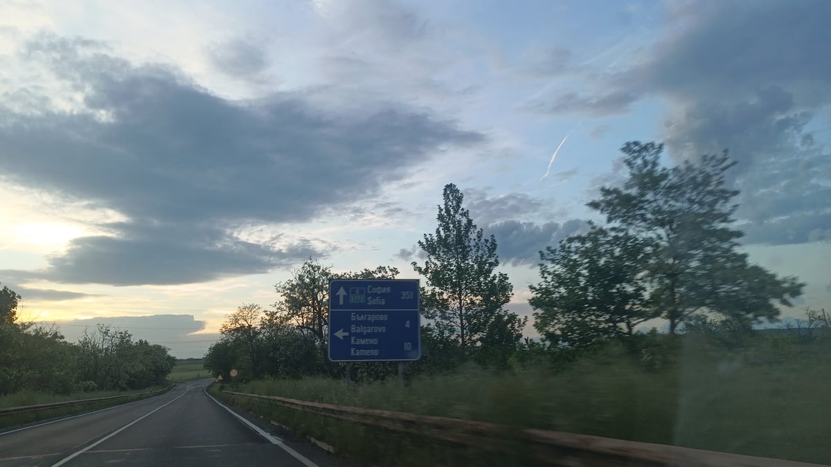 Motorist documents drive through rural Bulgaria near Bulgarovo