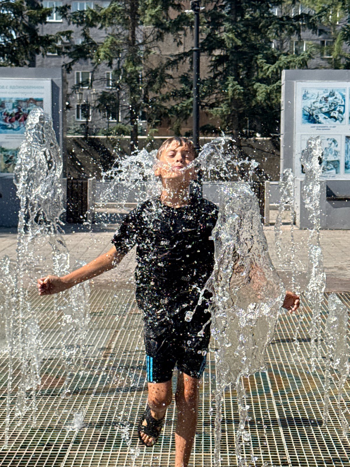 Fountain play and live cello music in Minusinsk's city center