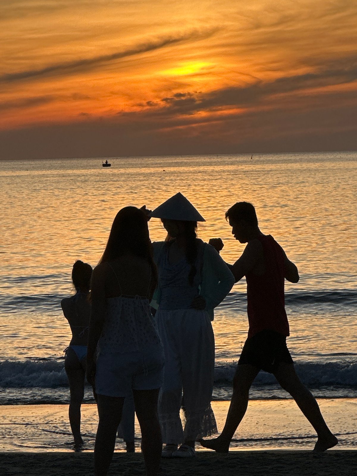 Sunset crowd gathers along My Khe Beach, Đà Nẵng