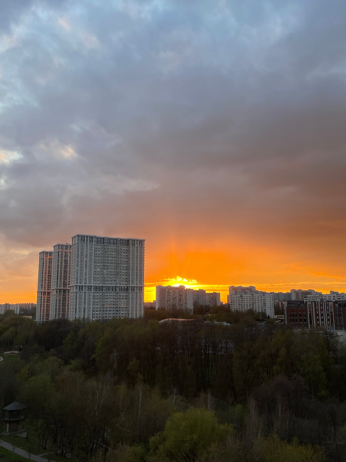 Dramatic sunset illuminates Moscow streets, witnesses document golden hour