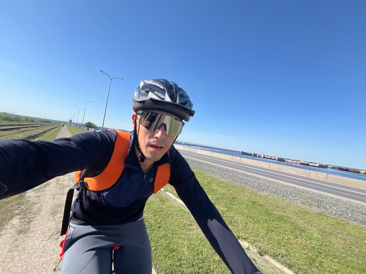 Safety-equipped person takes coastal selfie in Chaikovsky, Russia
