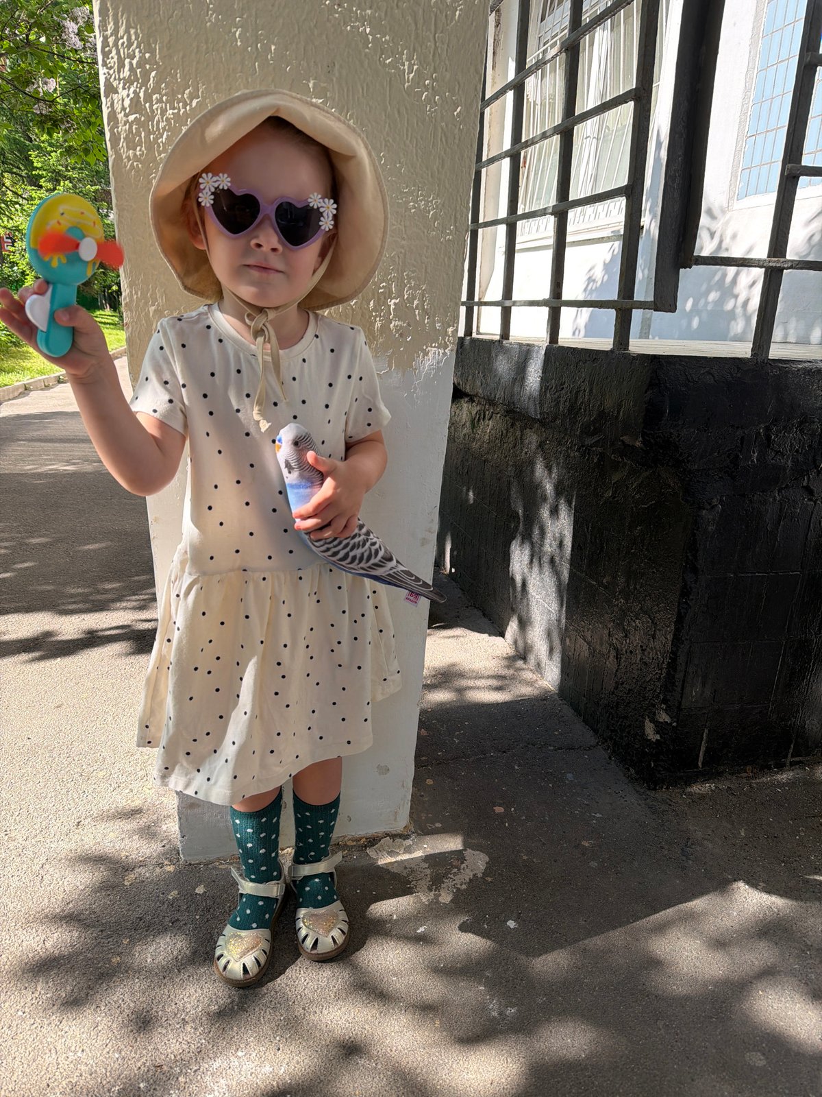 Child in polka dot dress spotted in Moscow