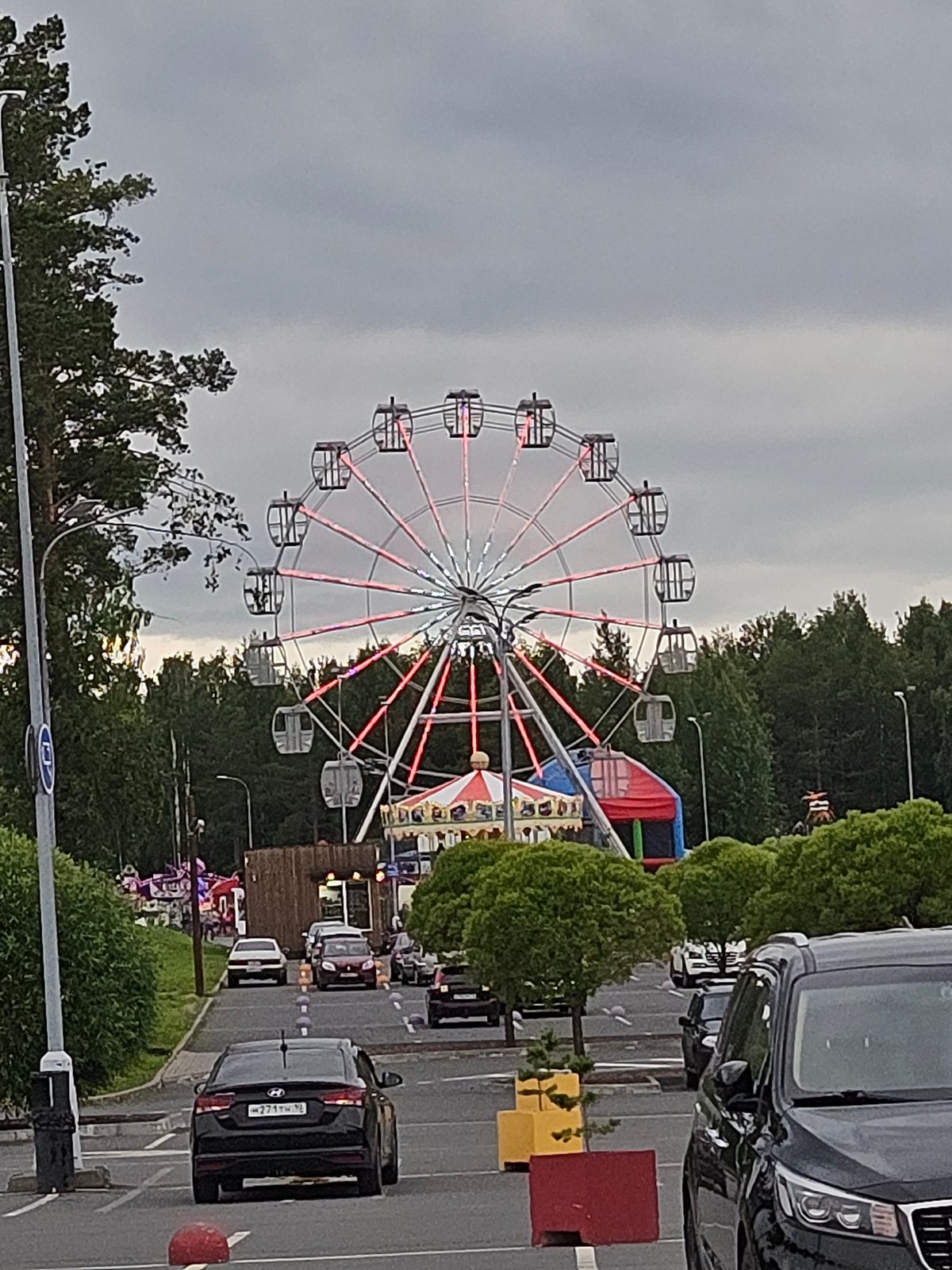 Ferris wheels, street murals, and urban details in one afternoon