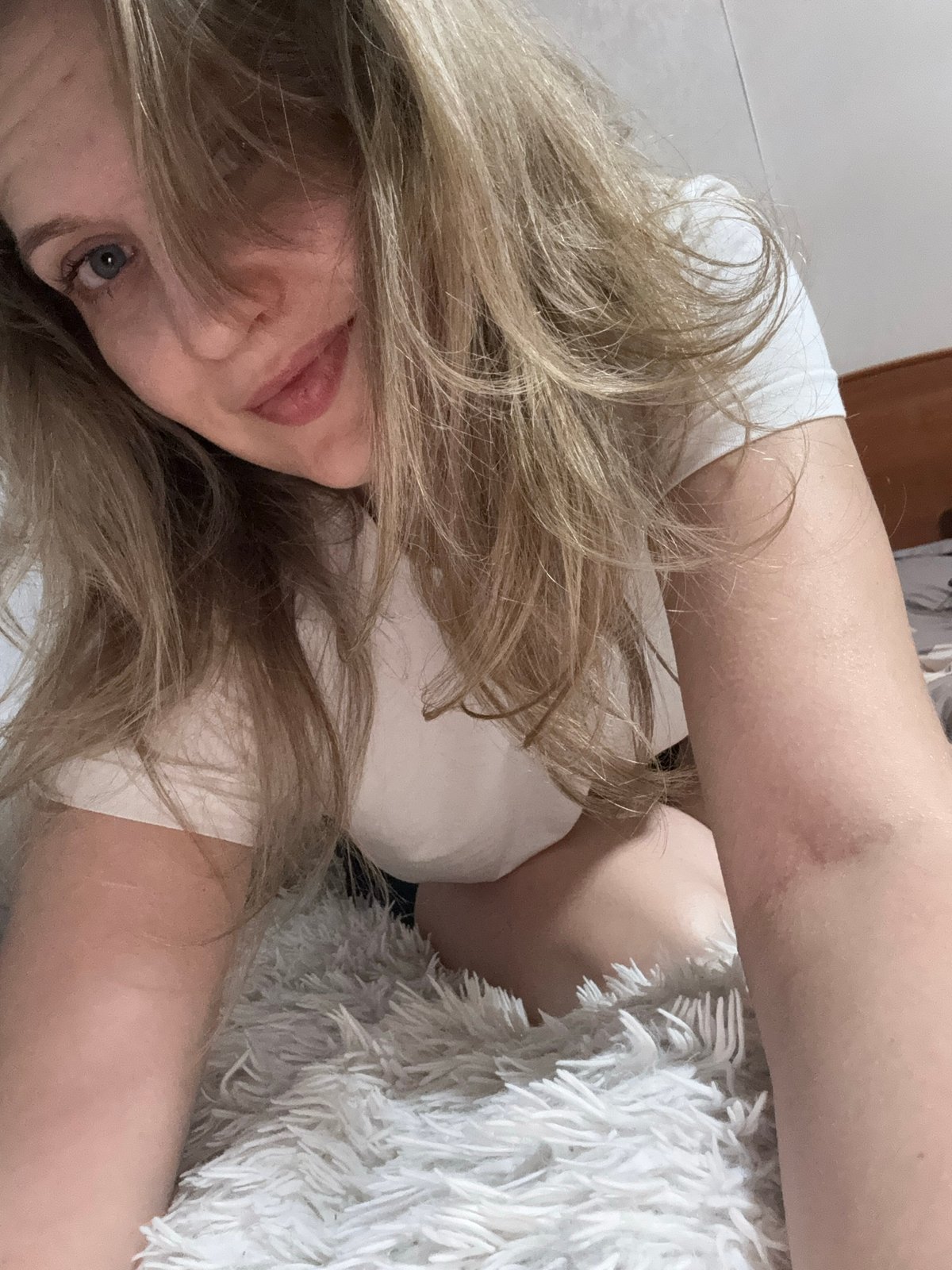 Lazy evening in an Izhevsk bedroom, selfies and detail shots