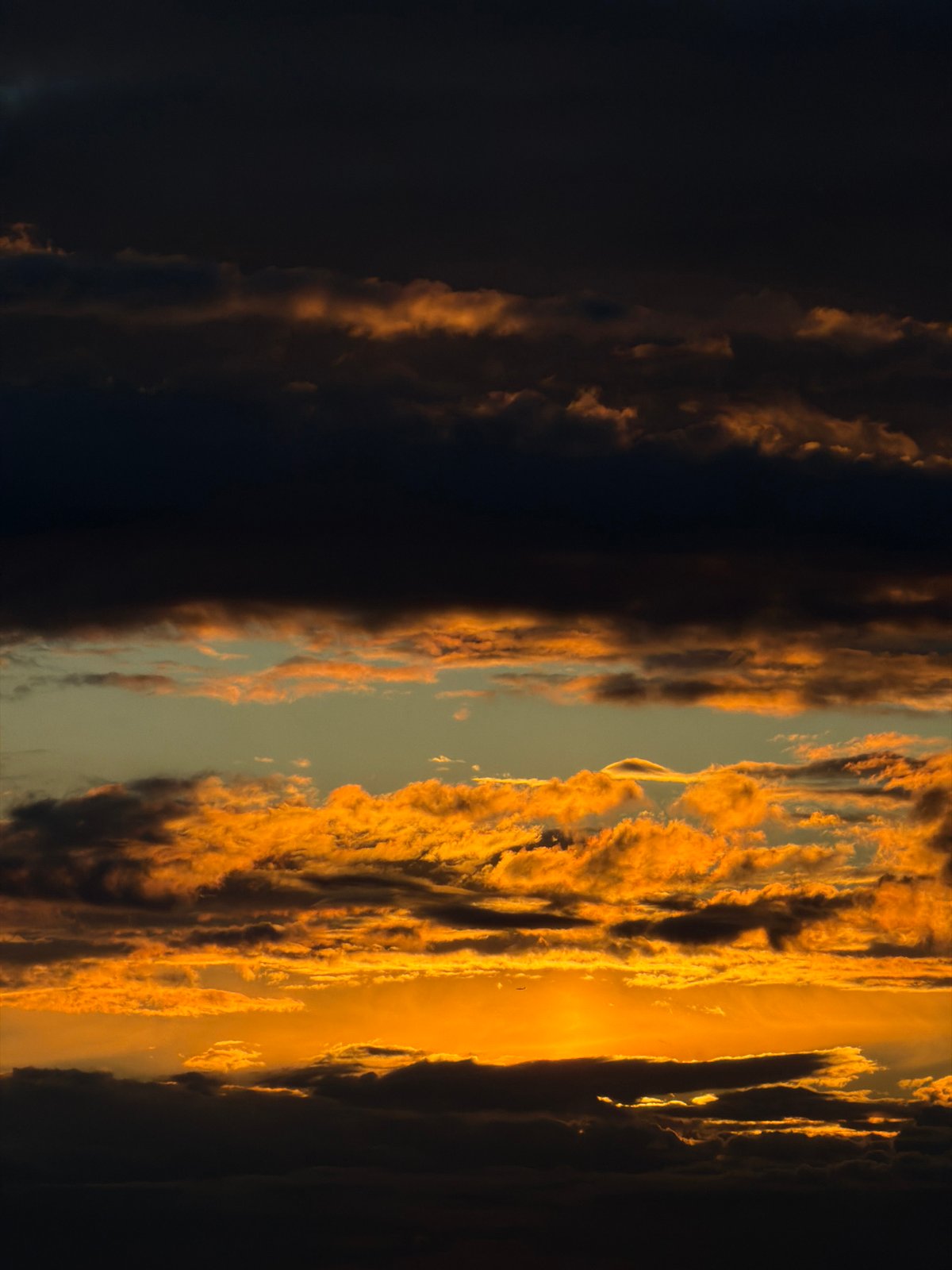 Dramatic sunset documented through four-hour twilight sequence