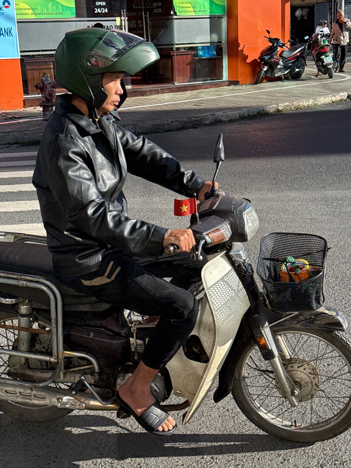 Da Lat street life: markets, flowers, and scooters