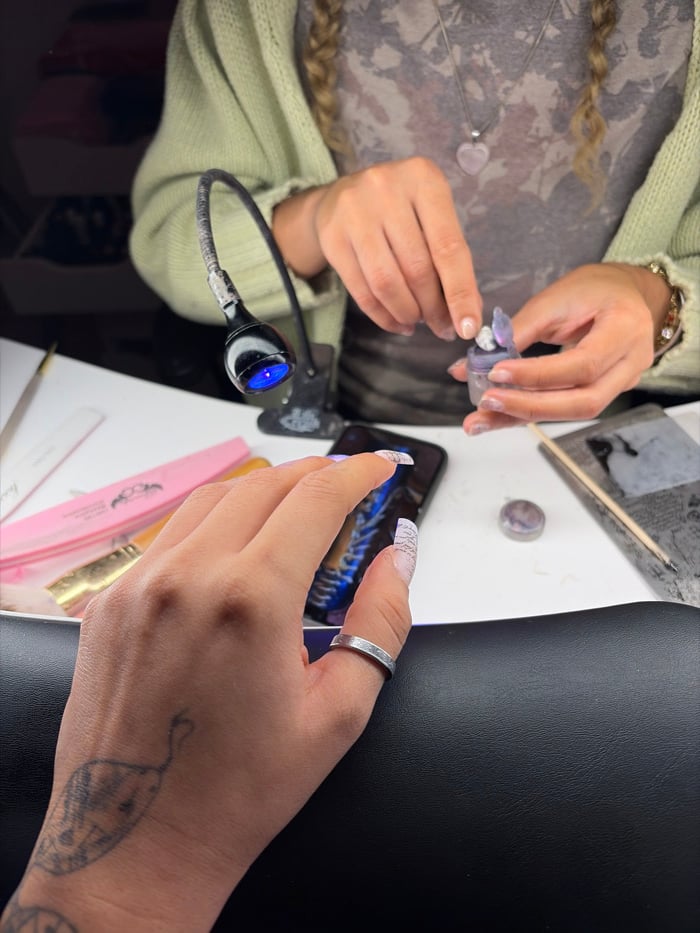 Manicure session observed in Boulogne-Billancourt nail salon