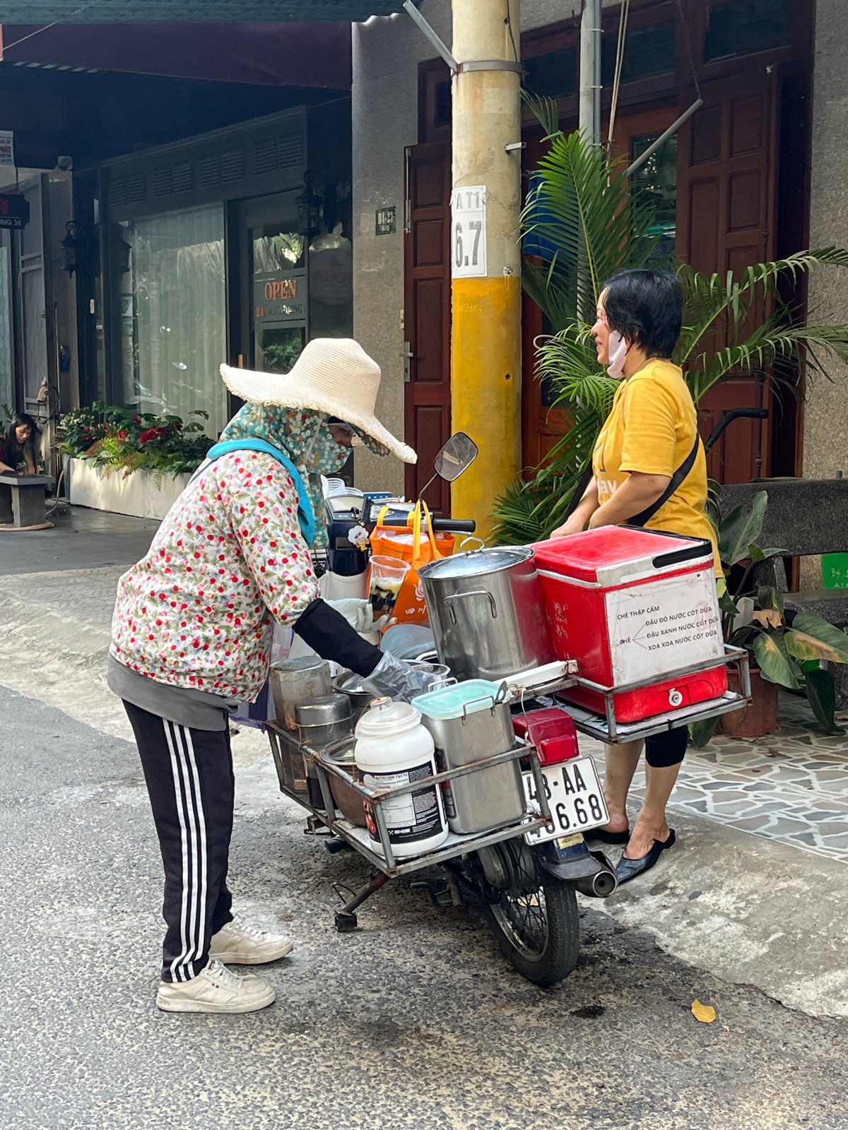 Morning street life documented across Đà Nẵng cafes and vendors