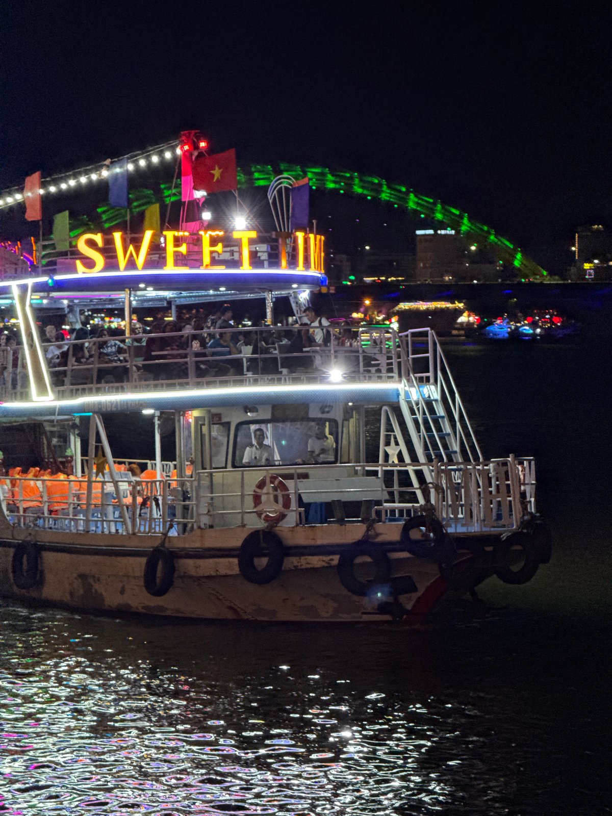 Evening riverfront activity captured across Đà Nẵng, Vietnam
