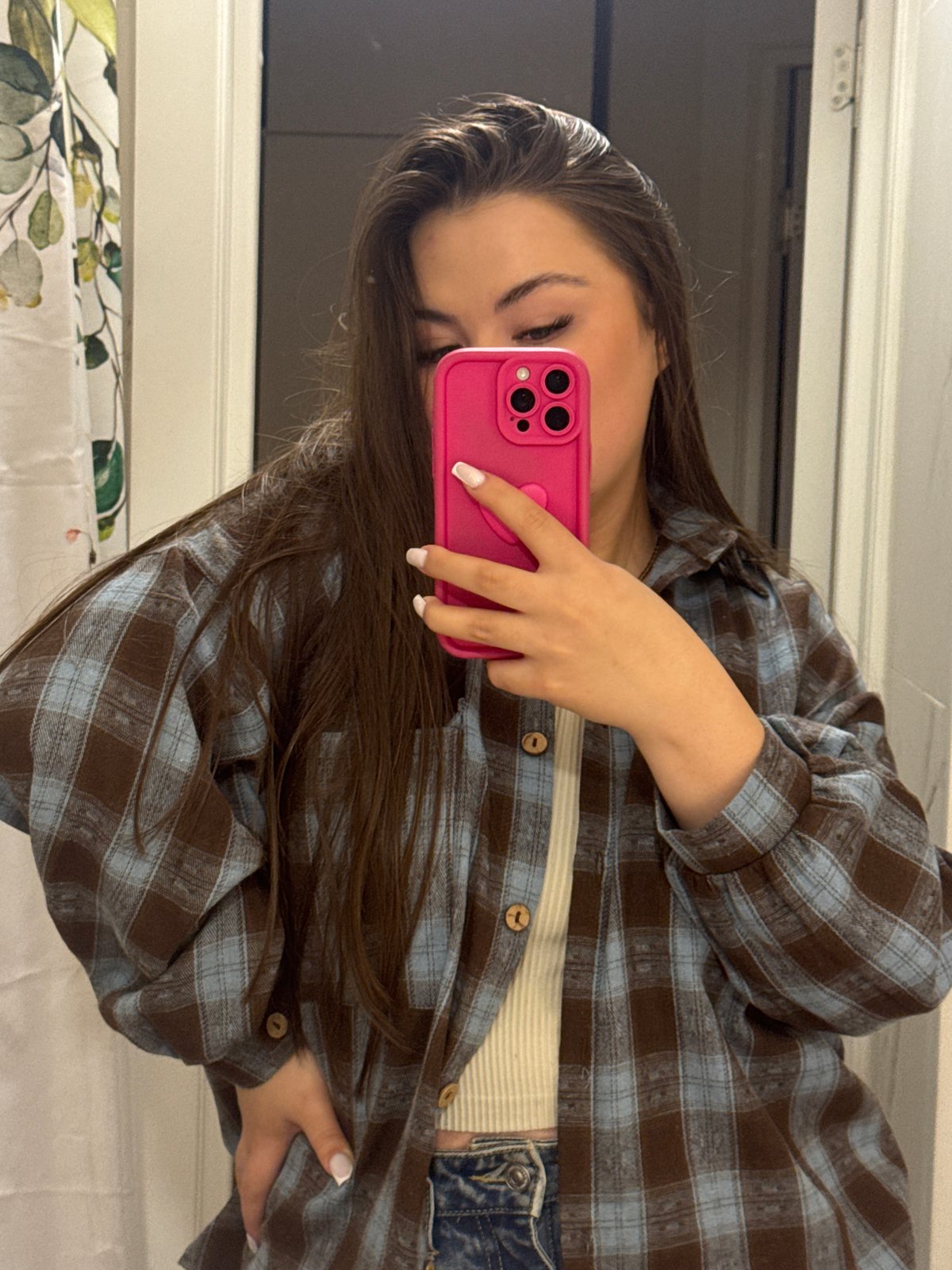 Women document daily bathroom routines with selfies across Russia