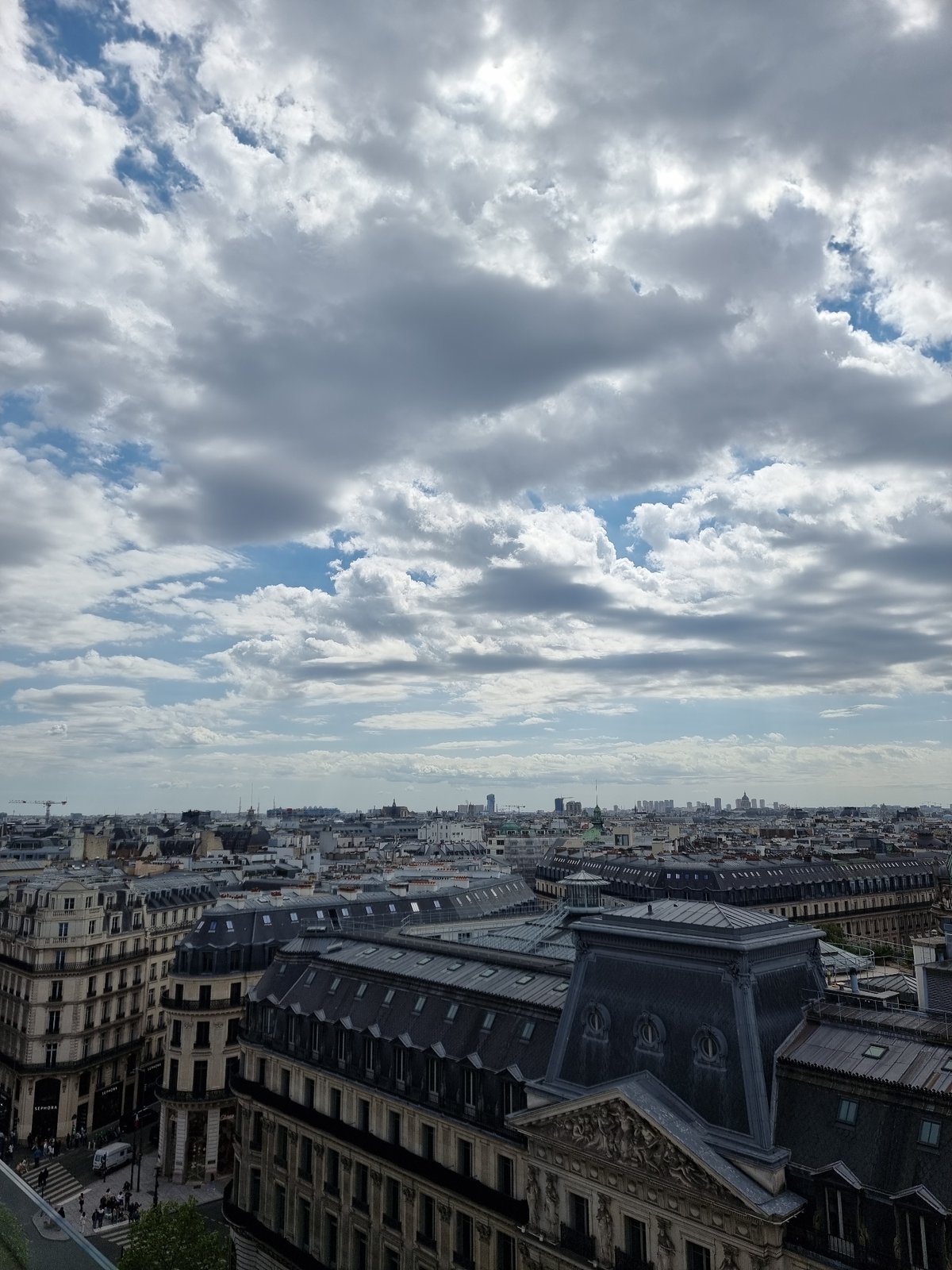 Ordinary Paris moments captured across city neighborhoods Saturday morning