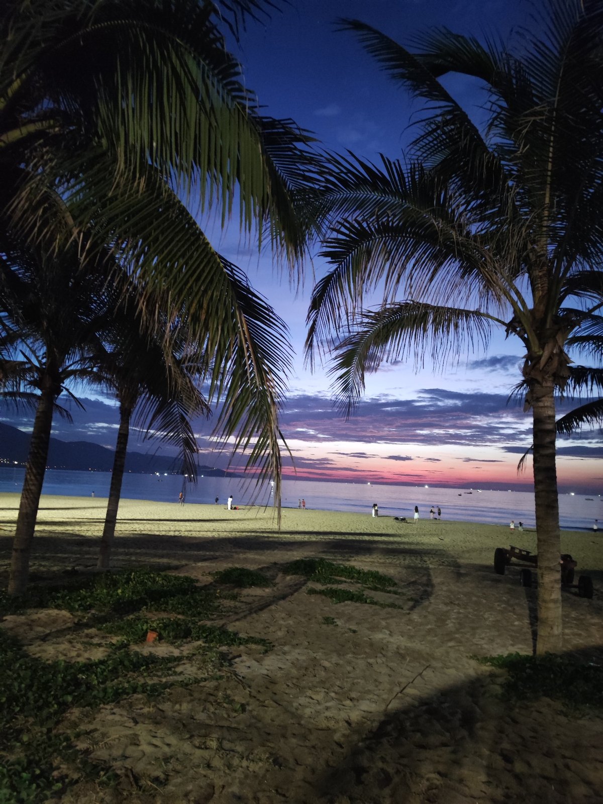 Sunset captured over Đà Nẵng beaches shows vibrant twilight colors