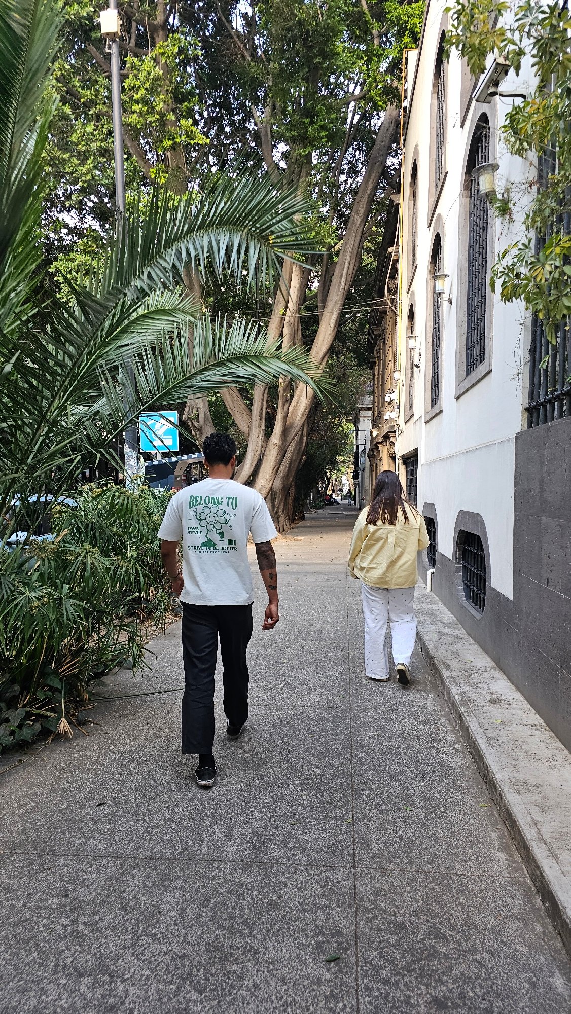 Evening street scenes and social moments in Mexico City