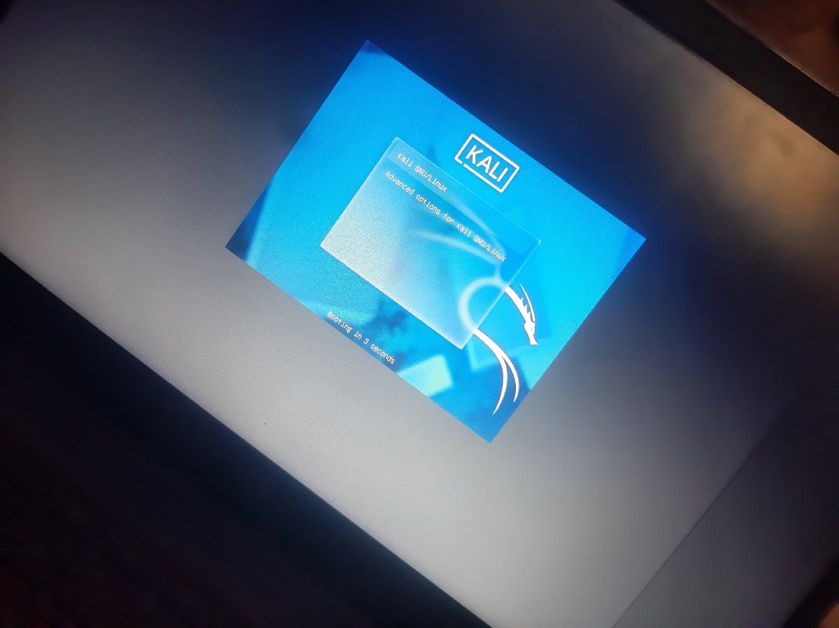 HP laptop running Kali Linux, caught between boot and desktop
