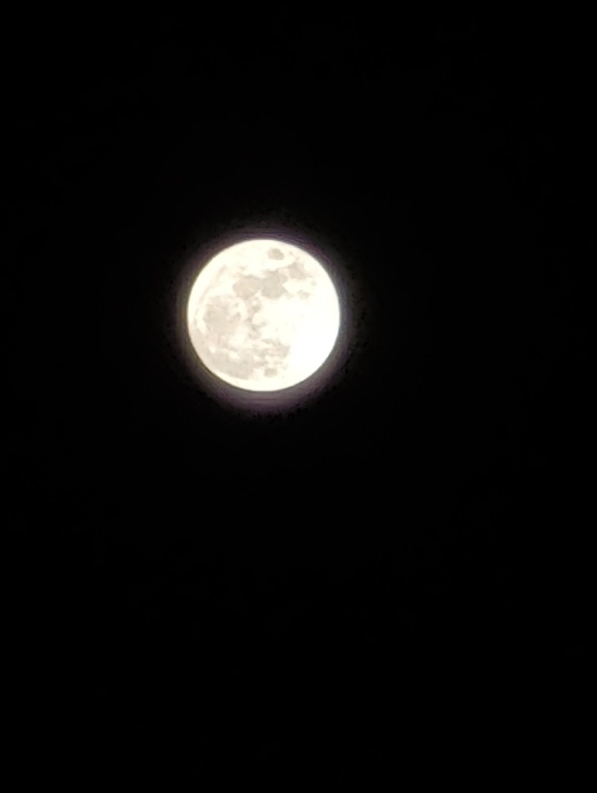 Full moon photographed in Mexico City early morning sky