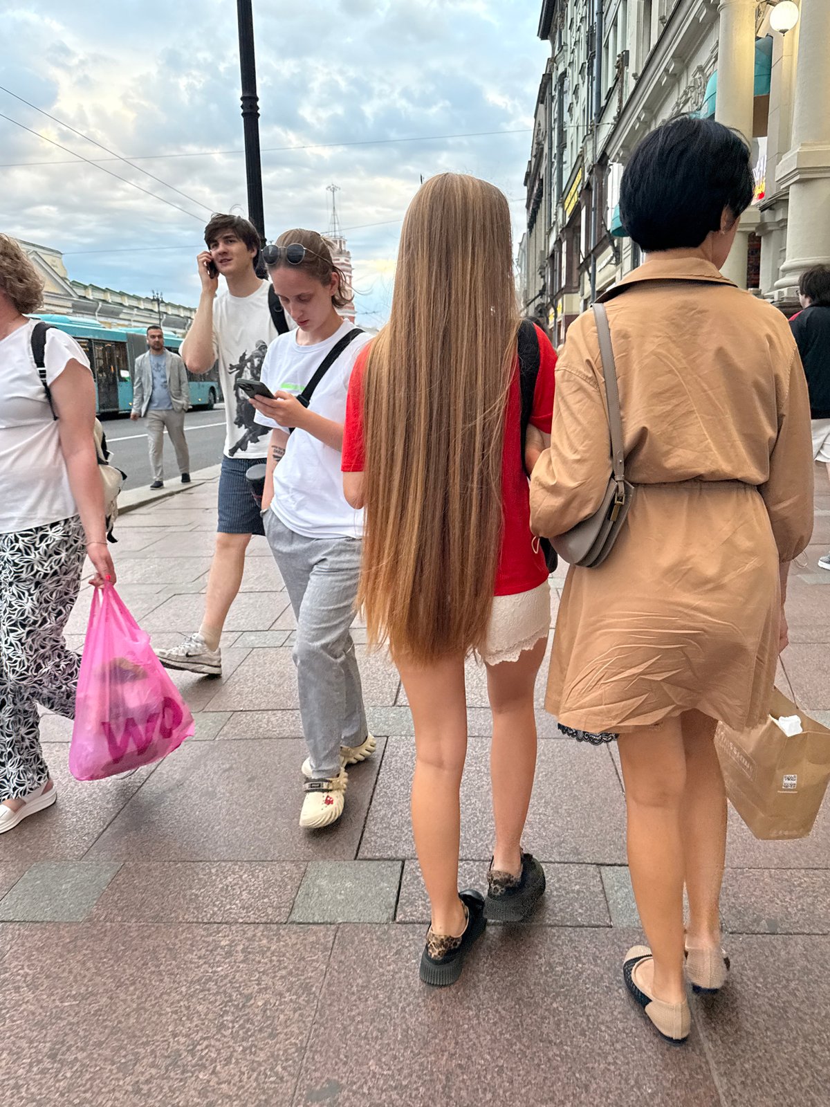 Live street band draws dancers along Nevsky Prospekt