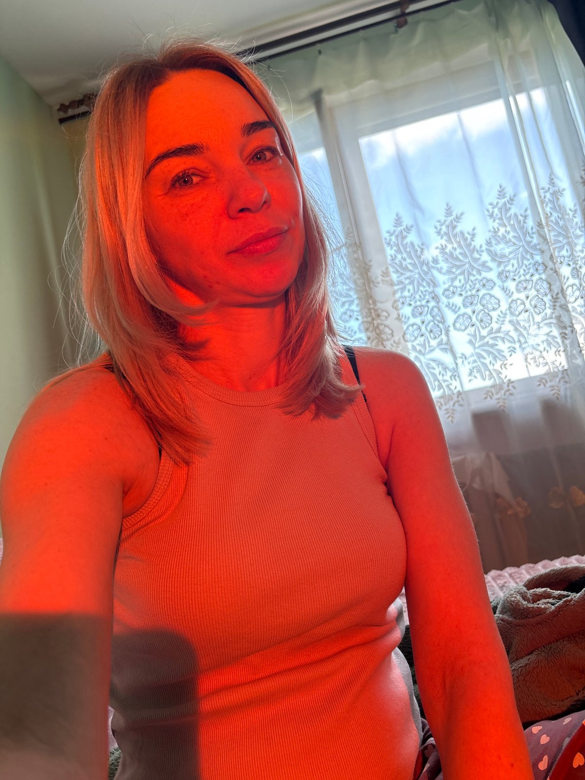 Woman documents morning routine in 20 selfies over three hours