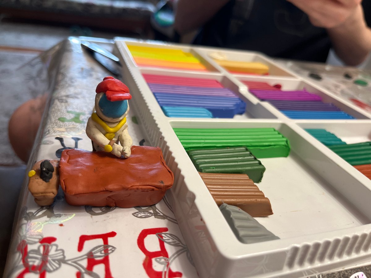 Child creates clay figures during afternoon craft time in Сосново
