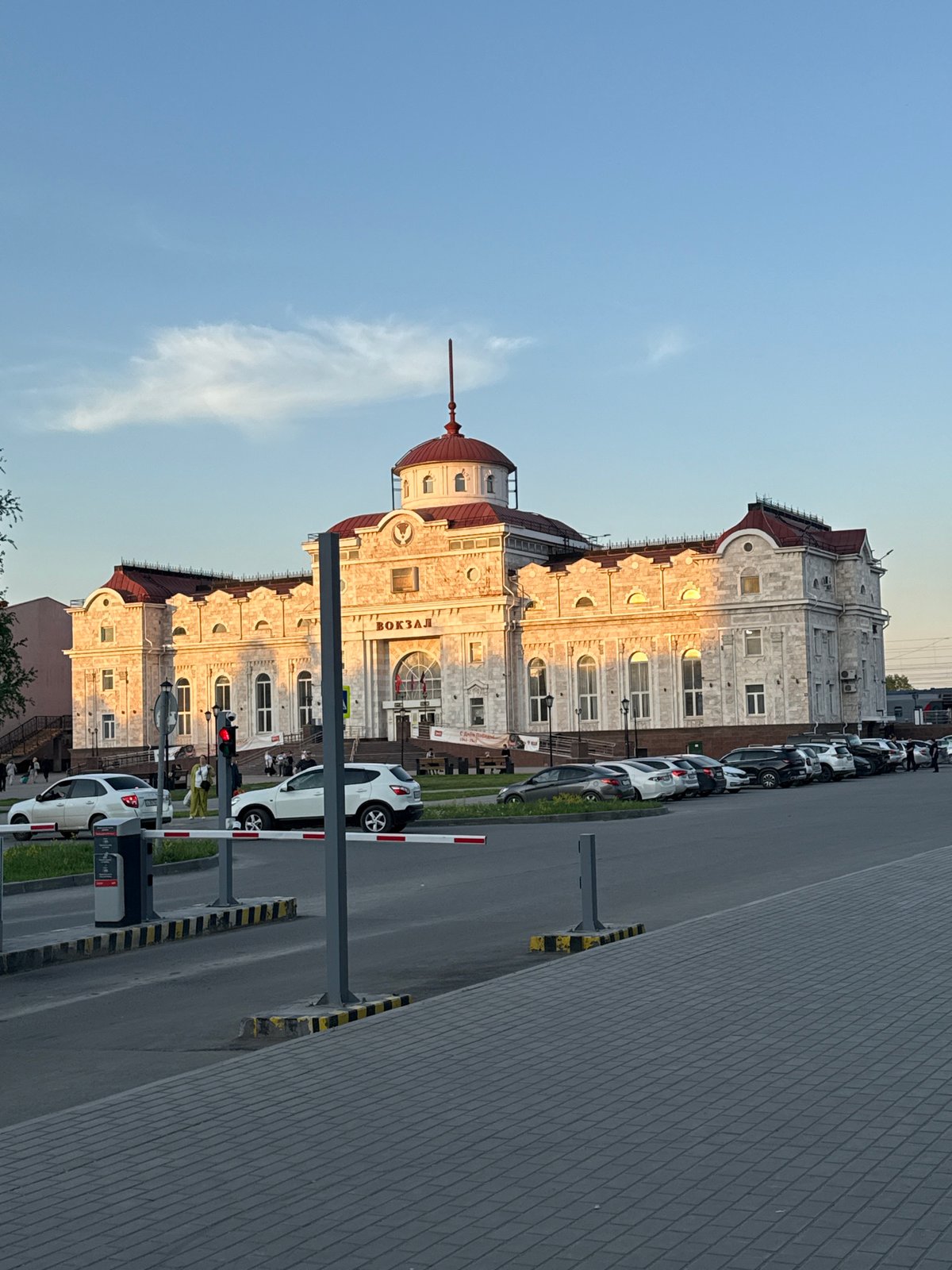 Busy tram stop activity recorded near Izhevsk Railway Station