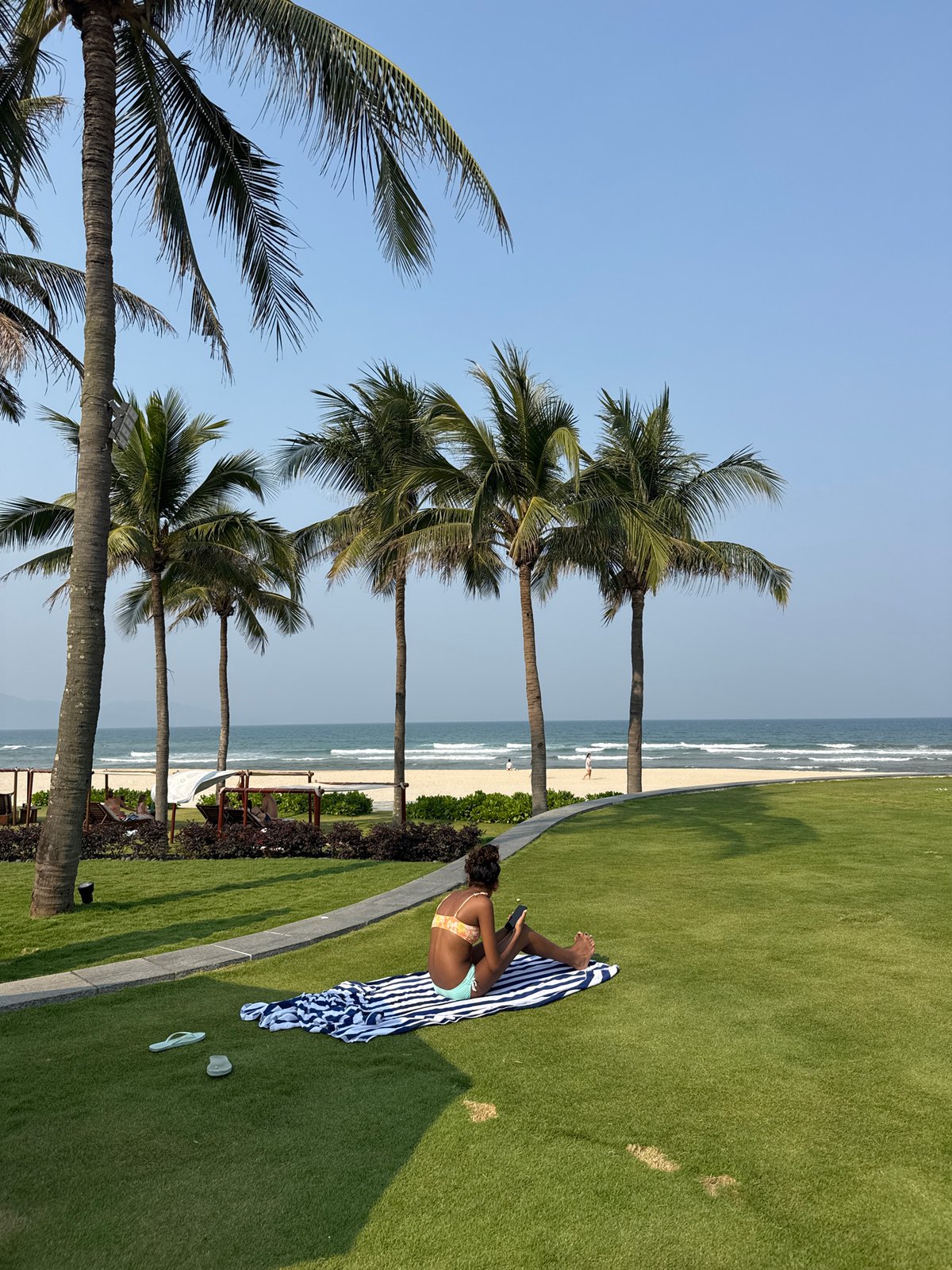 Beach relaxation scene captured in Đà Nẵng, Vietnam
