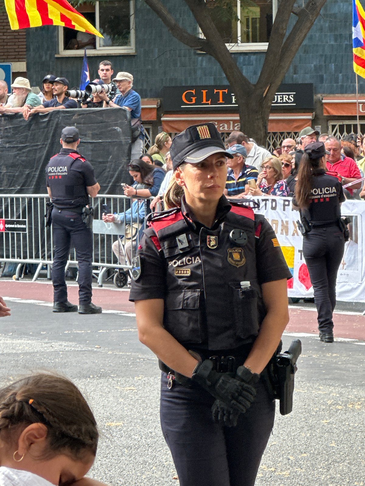 Large crowd gathers for apparent papal procession in Barcelona