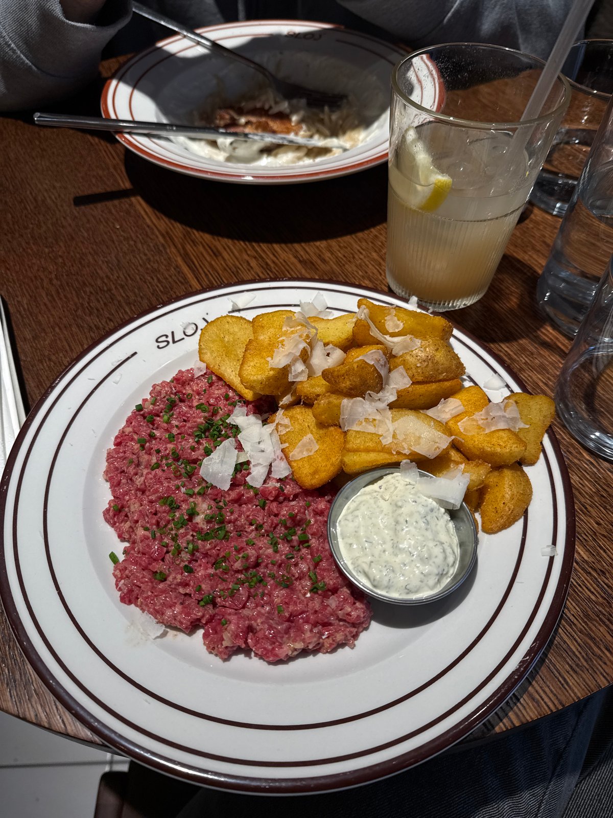 Afternoon dining and social activities documented across Belgrade venues