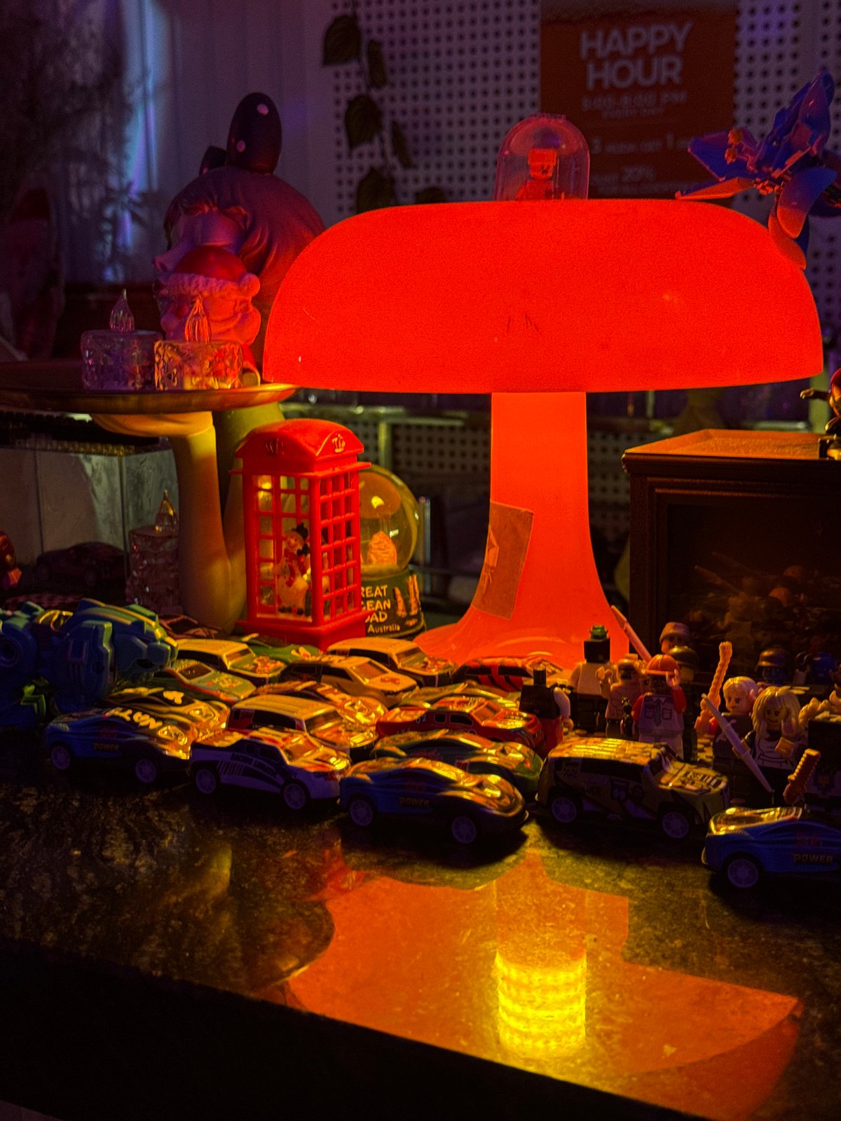 Evening aquarium viewing captured at illuminated Đà Nẵng establishment