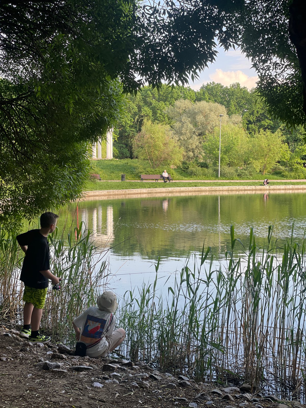 Two people spotted near lake in Khimki, Russia