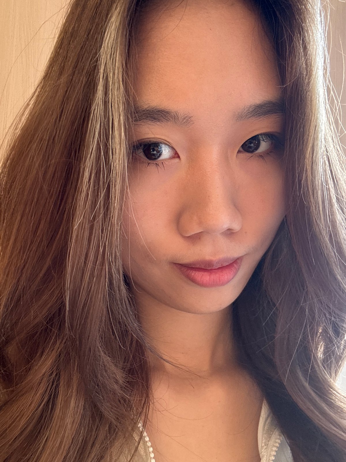Woman documents morning routine across Yuzhong District locations