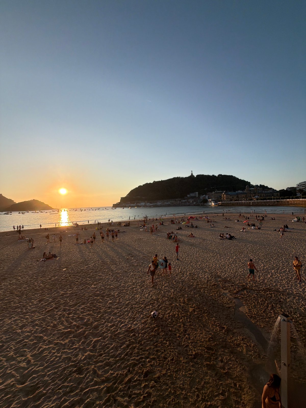 Sunset crowd fills La Concha Beach and promenade in San Sebastián
