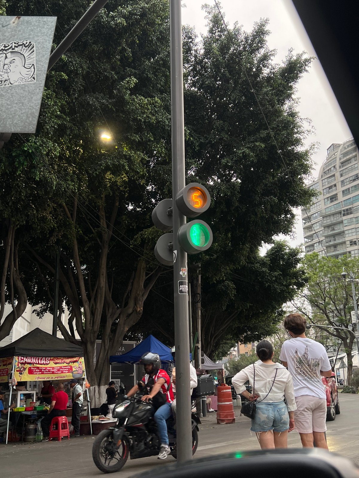 Traffic light with countdown timer observed in Mexico City