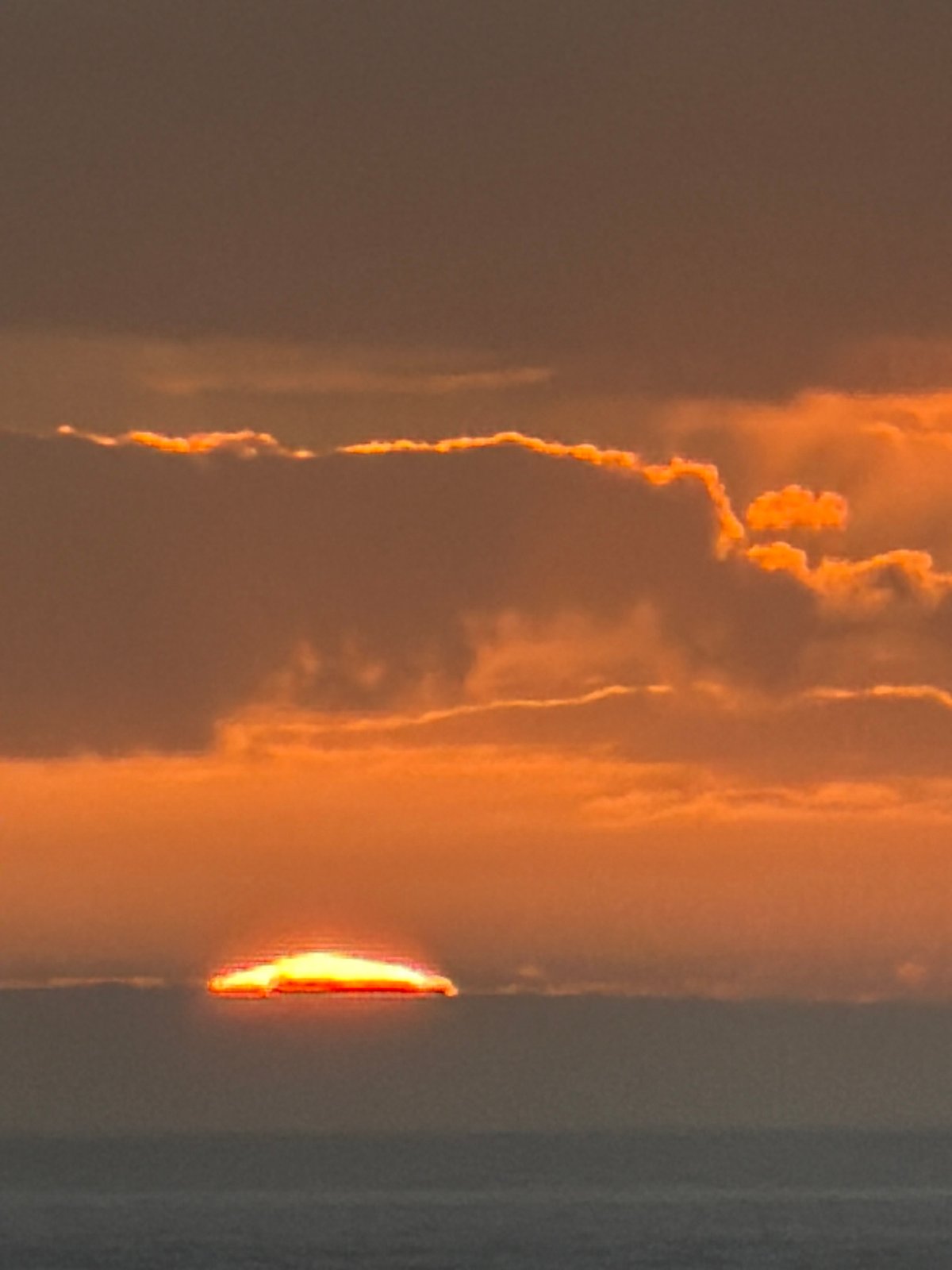 Dramatic sunset captured by witnesses over Cape Town ocean