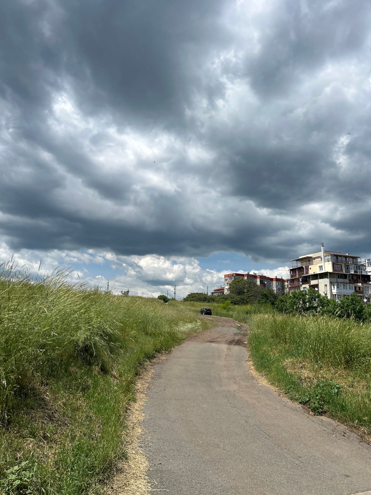 Cloudy weather observed along Burgas roadway with construction activity