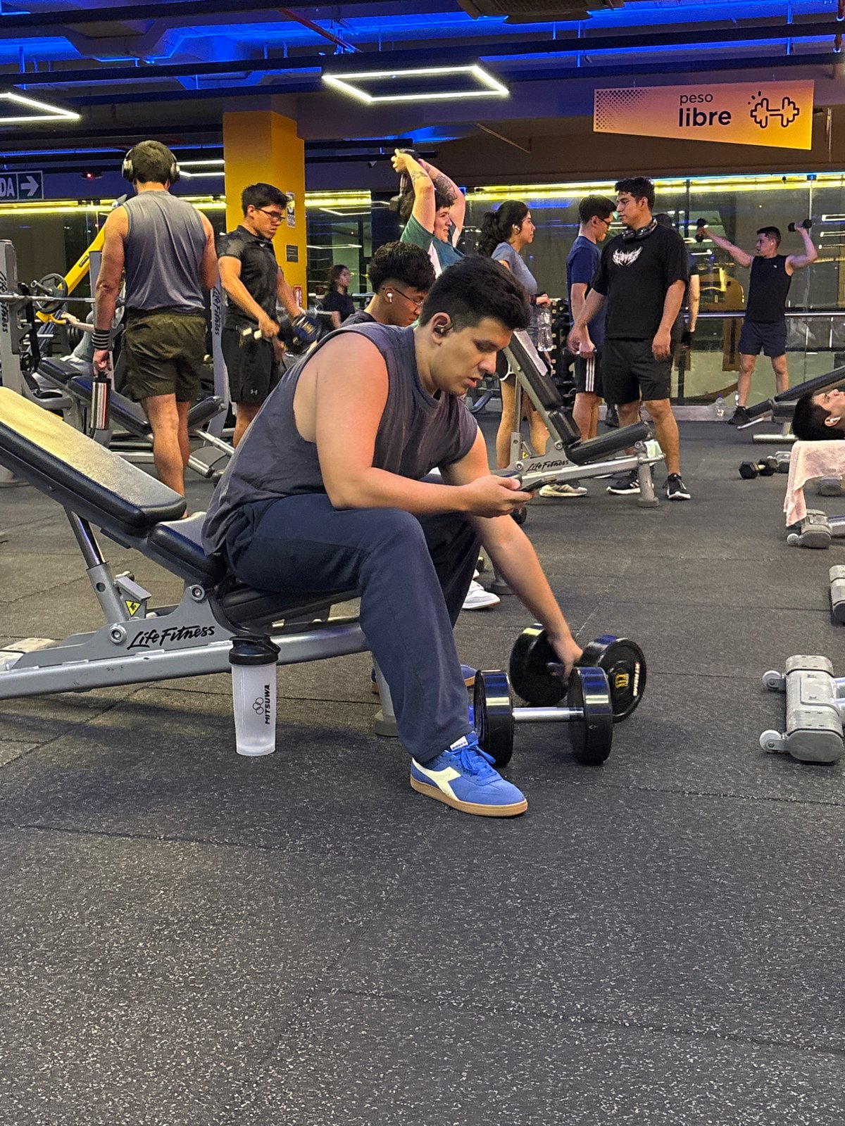 Late-night session at a Smart Fit gym in San Isidro