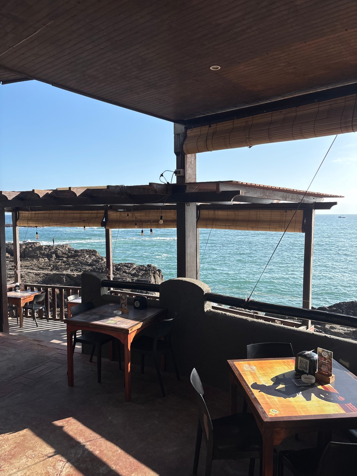 Cliff diving and dining captured at Arica's Pacific overlook