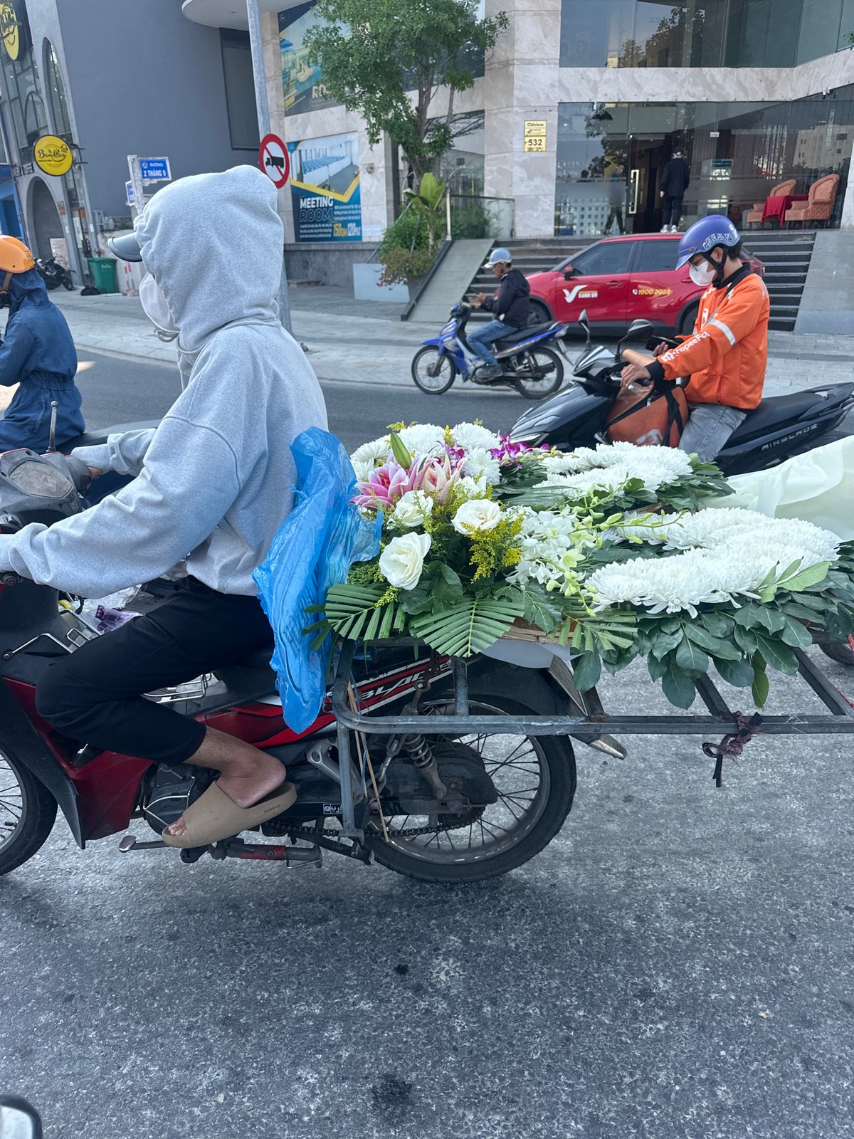 Motorcycle flower delivery spotted in Đà Nẵng