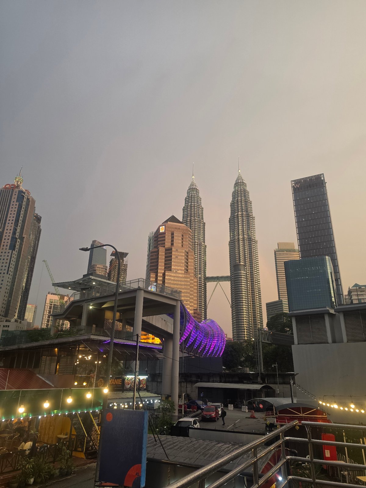 Photographers document hazy Kuala Lumpur skyline, Petronas Towers featured