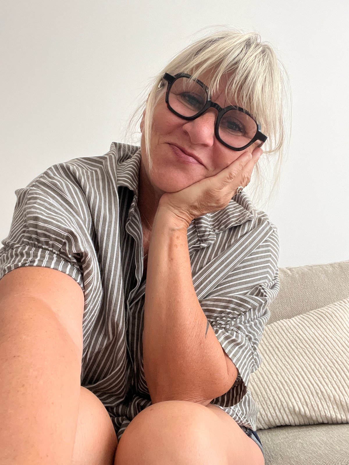 Relaxed morning in a Cannes apartment, mirror selfie and couch shots
