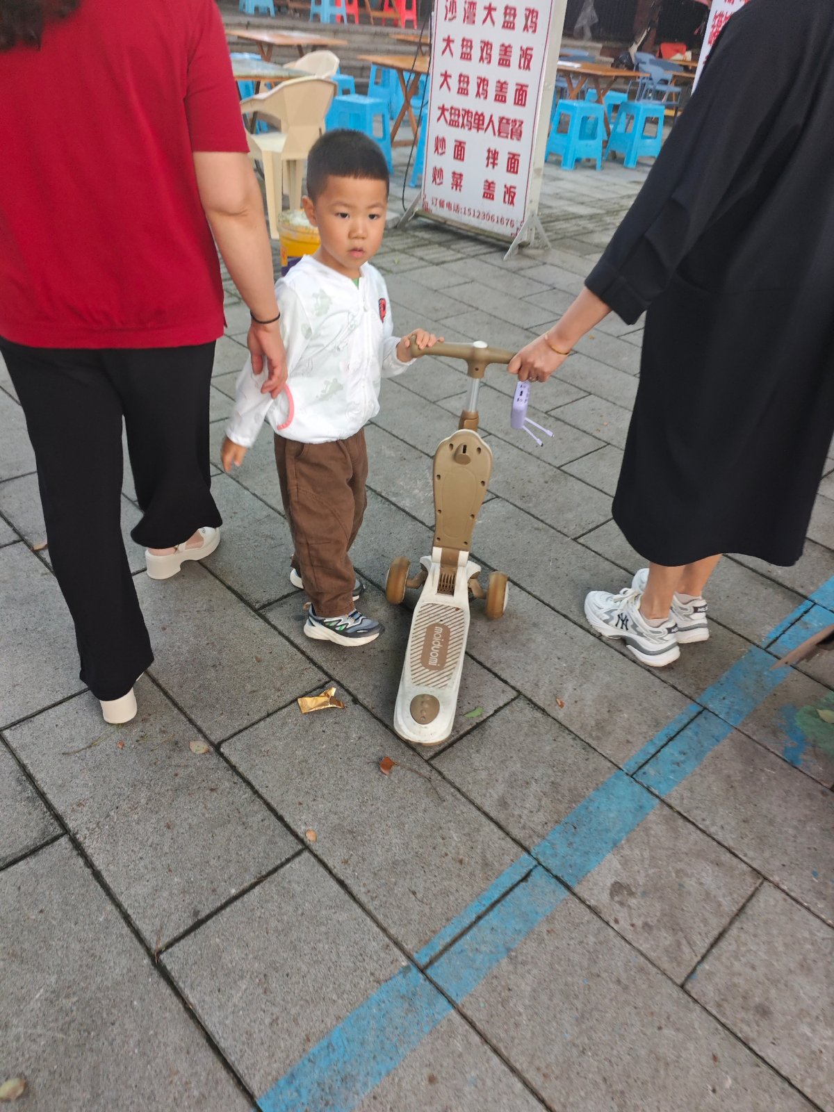 Routine street scenes documented across Chongqing High-tech Zone