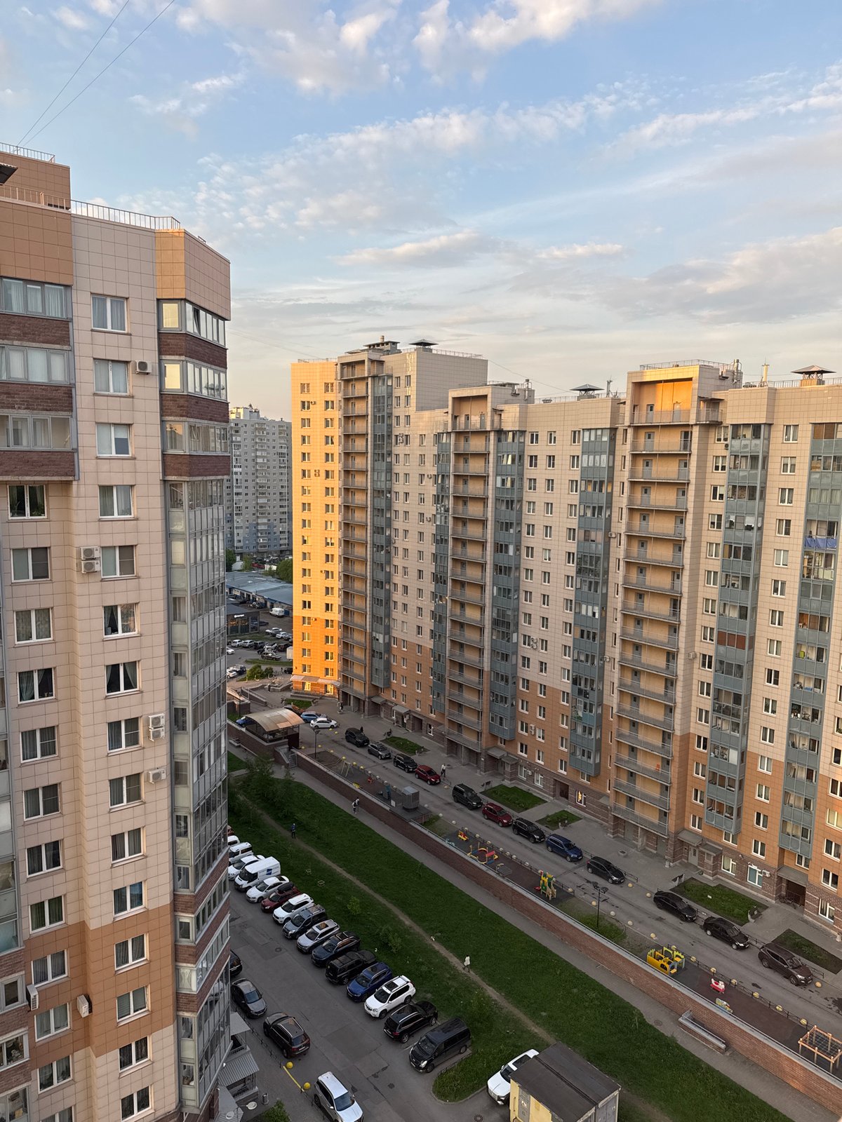 Sunset cityscape documented across Sinyavino, Russia in 90 seconds