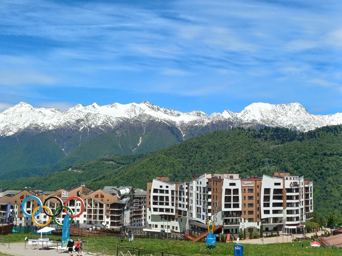 Mountain resort scene documented in Russia under clear skies