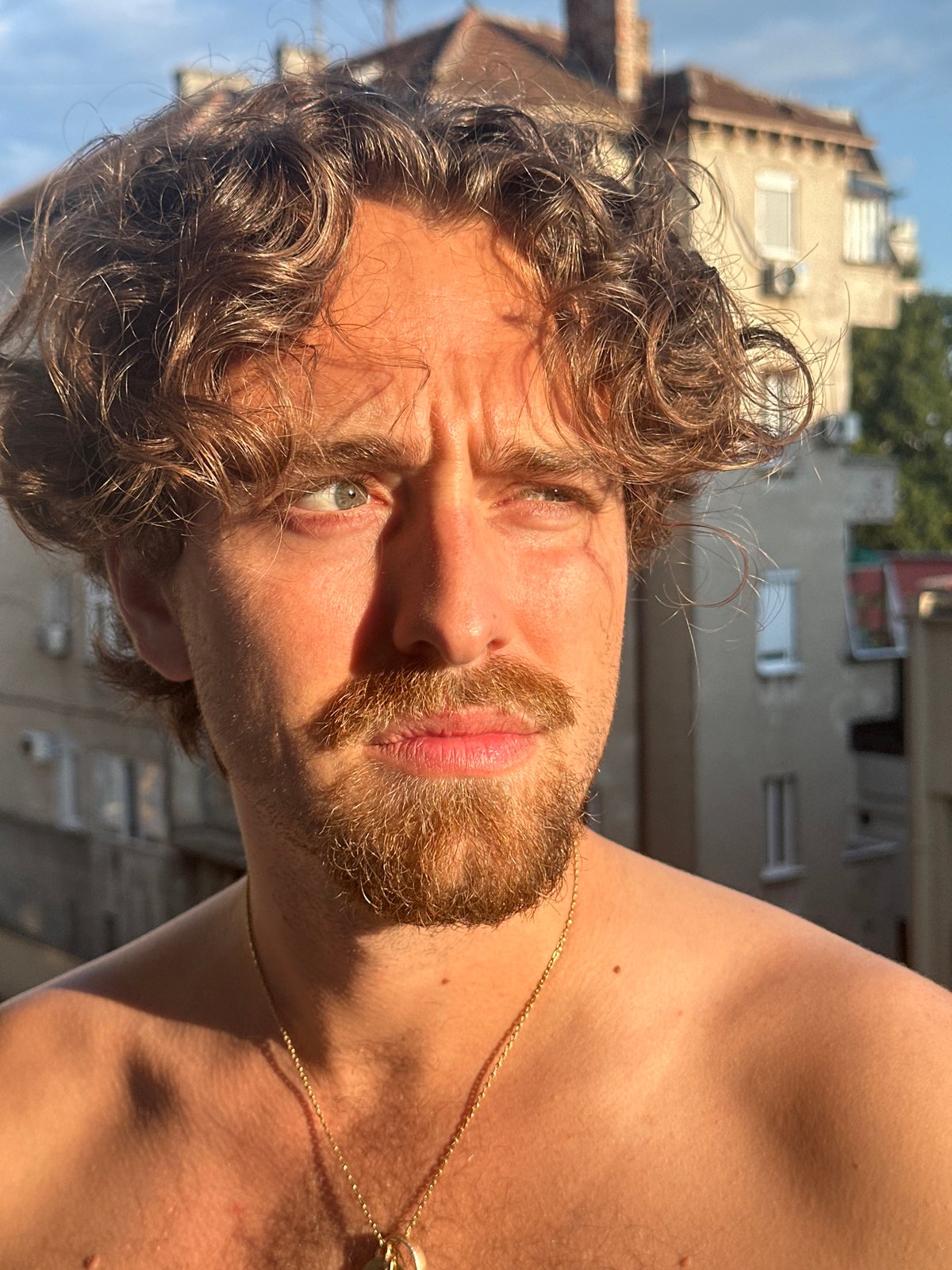 Candid portraits and close moments in Belgrade's summer light