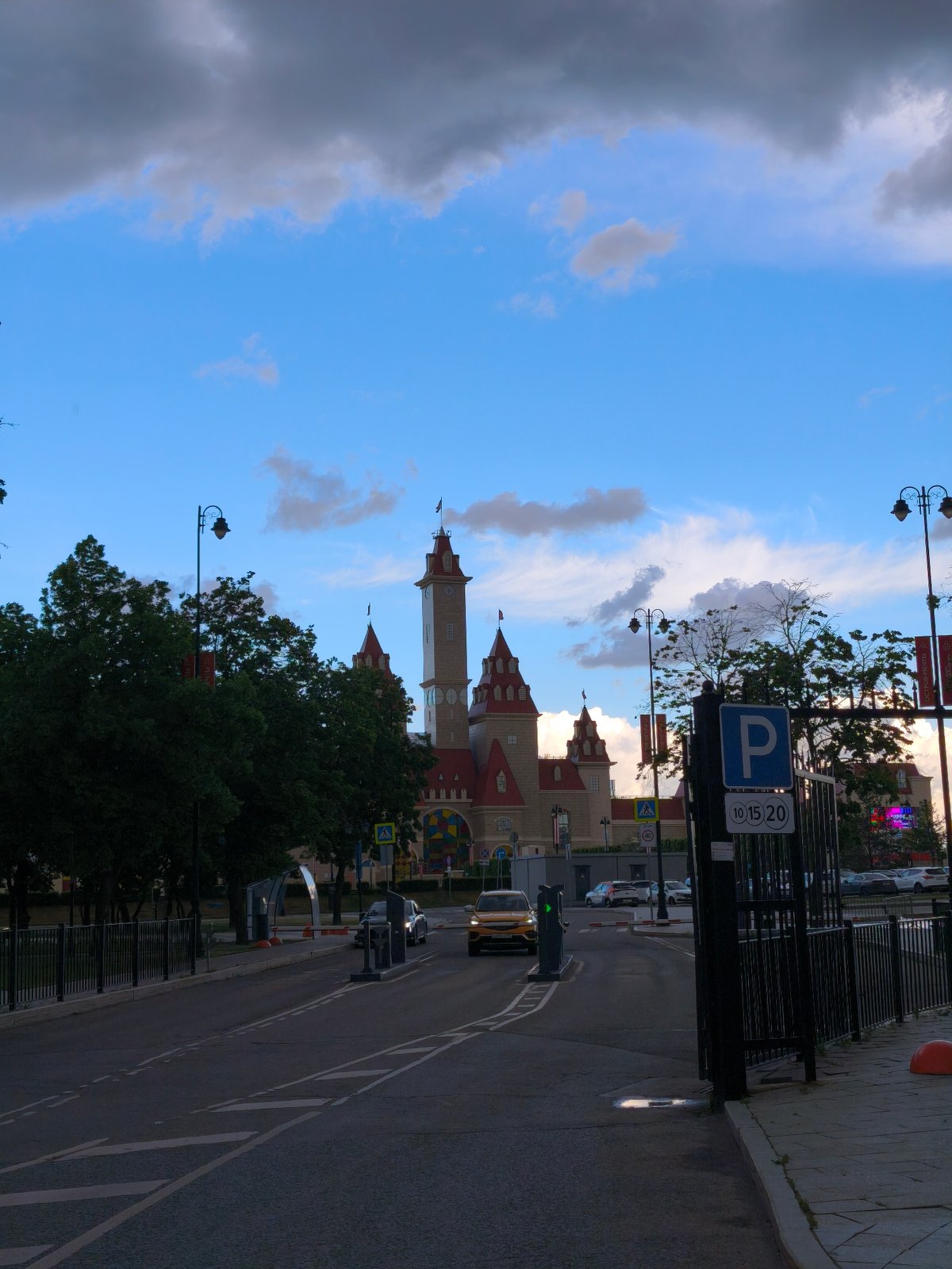 Afternoon rain showers documented across Moscow neighborhoods and highways
